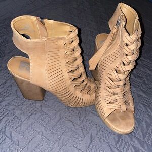 DV by Dolce Vita Alyson Tan Woven Cut Out
Peep Toe Stacked Heel Size 10